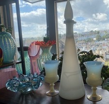 2 Murano Opalglas Kelche und eine Opal Karaffe mit Stopfen
