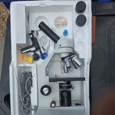 AmScope Illuminator Science Microscope 4/0.10  10/0.25 40/0.65 100/1.25 w Extras