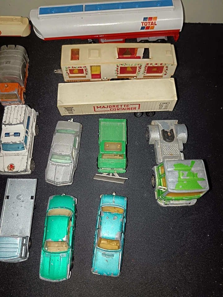 Lot ~37 MAJORETTE vintage à restaurer – TOTAL citerne + hors-bord – pièces - Photo 2/4