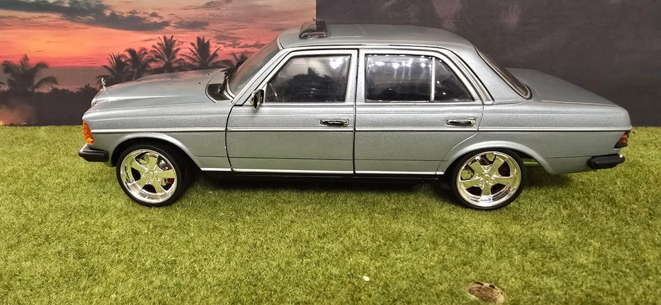 Revell 1:18 Mercedes W 123 : 230E  Umbau auf 5,0 - Bild 2 von 4