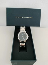 Reloj de pulsera plateado con esfera negra