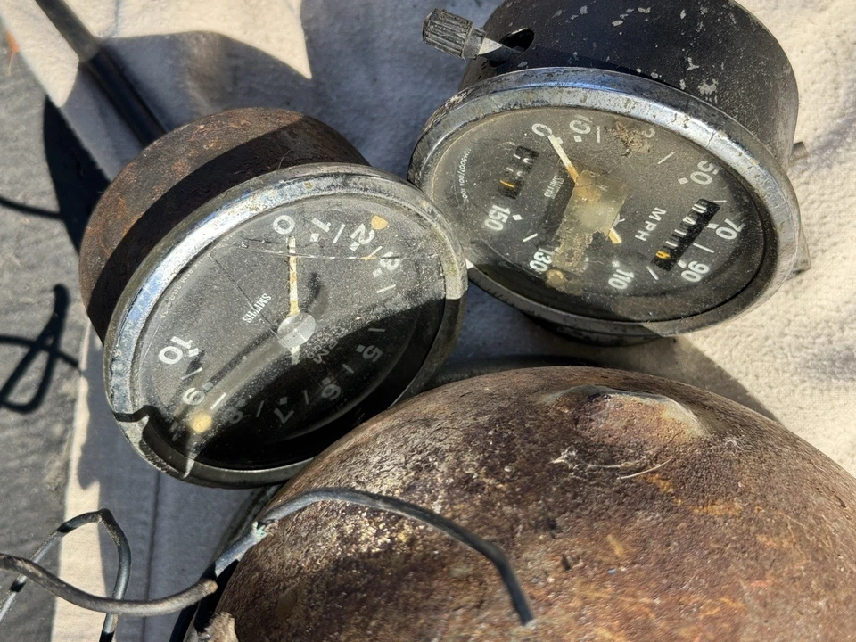 Большой оптовый лот винтажных британских запчастей для мотоциклов. Датчики Smiths, Lucas и т. д. - Изображение 3 из 4