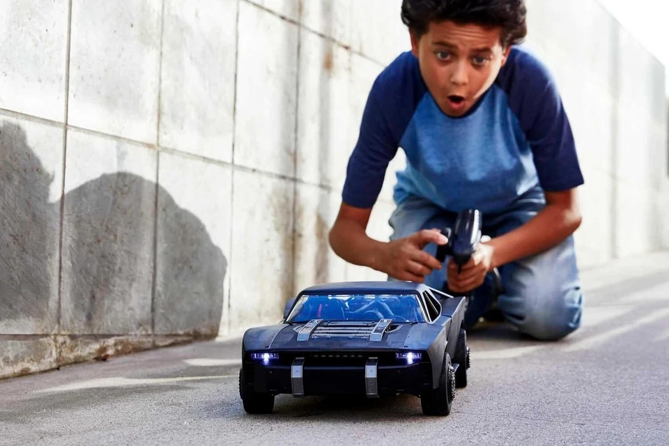 Hot Wheels DC The Batman 1:10 Batmobile RC Car - Image 2 of 4