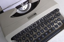 Kultige Underwood 18 Schreibmaschine im Koffer wohl 70er Jahre Made Italiana