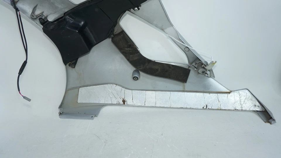 Крышка правостороннего обтекателя 2016 08–16 YAMAHA YZF R6 пластиковая серая синяя 308659 от оригинального производителя - Изображение 4 из 4