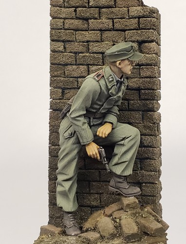 Sovereign 2000 - German tank man with pistol 1/35th - S2KF030 - Picture 4 of 6