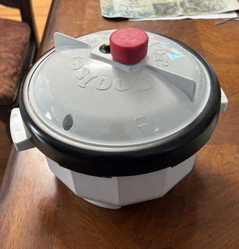 Nordic Ware Tender Pressure Cooker For Microwave Ovens 2.5 QT (White)