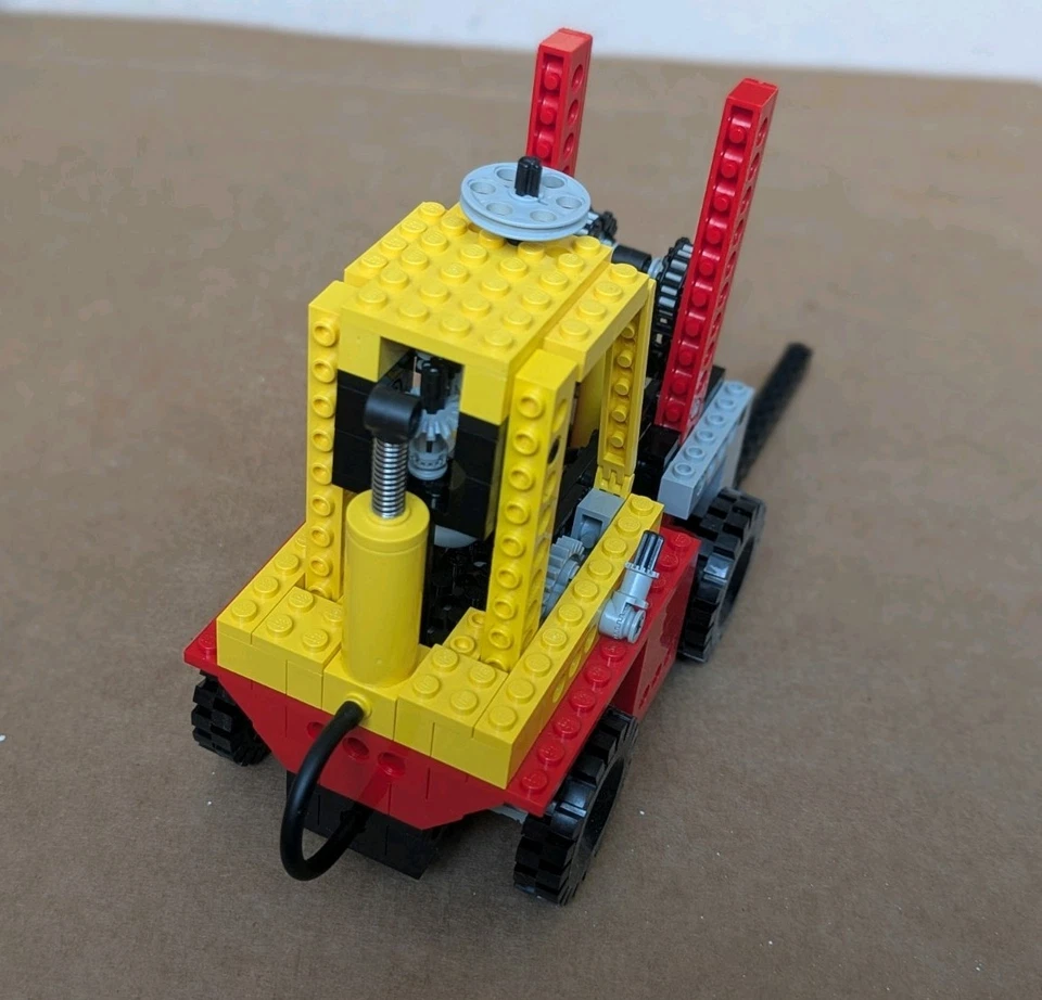LEGO Technic 8843 Fork Lift Truck, photo 4 of 5
