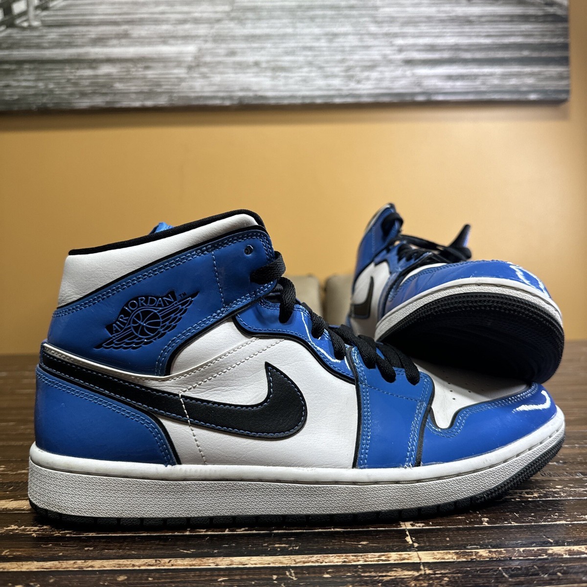 Men’s size 9 air Jordan signal blue shoes Nike Mens Air Jordan 1 Mid Signal Sneakers Size 9/10 Black  main image 3