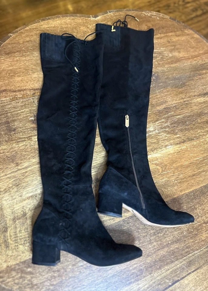 Bota Brian Atwood Malley OTK negra gamuza tacón bloque con cordones venta al por menor $1245 Foto 2 de 4