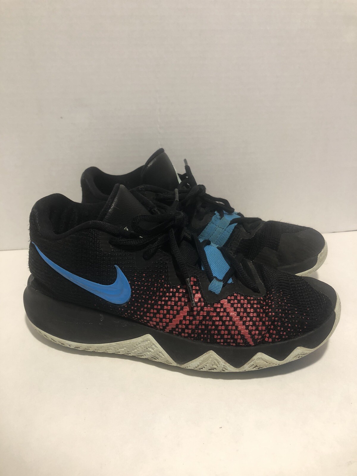 youth size 1 basketball shoes