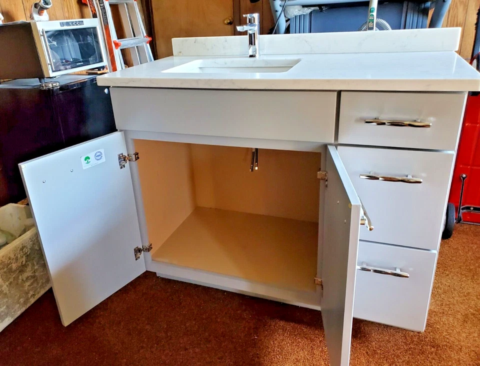 TOCADOR DE BAÑO CON ARMARIO COMBO FREGADERO INDIVIDUAL SUPERIOR DE MARLE Y GRIFO DELTA. Foto 2 de 4