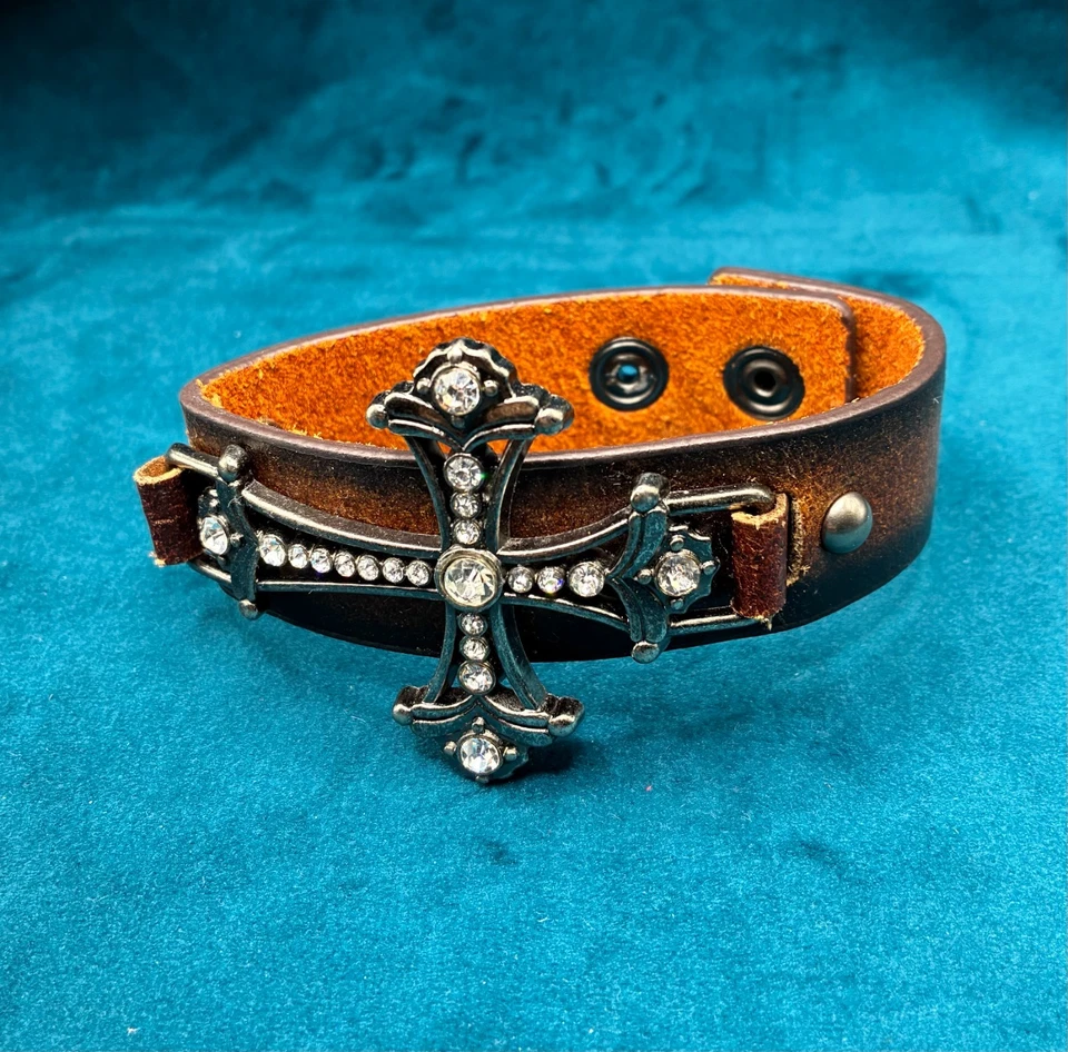 Brazalete Brazalete Cuero Estrás Tachonado Cruz Marrón Ajustable 8 3/4" Foto 2 de 4