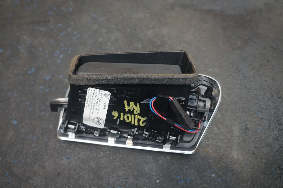 Salida de ventilación de pilar B central derecho 971819204 OEM Porsche Panamera 971 G2 2018 Foto 2 de 3