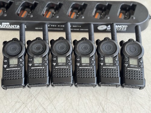 6 radios Motorola CLS1110 talkie-walkie avec station d'accueil de charge, 6 batteries, 6 clip ceinture - Photo 8/9
