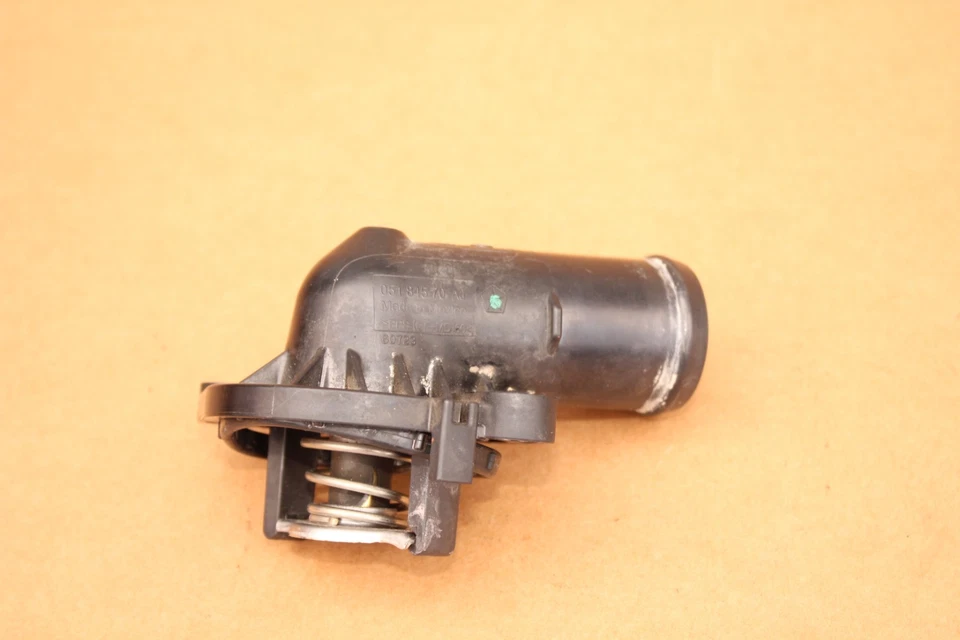 Carcasa termostato refrigerante motor Mopar fabricante de equipos originales Chrysler Dodge Ram 05184570 3,6 L Foto 2 de 3