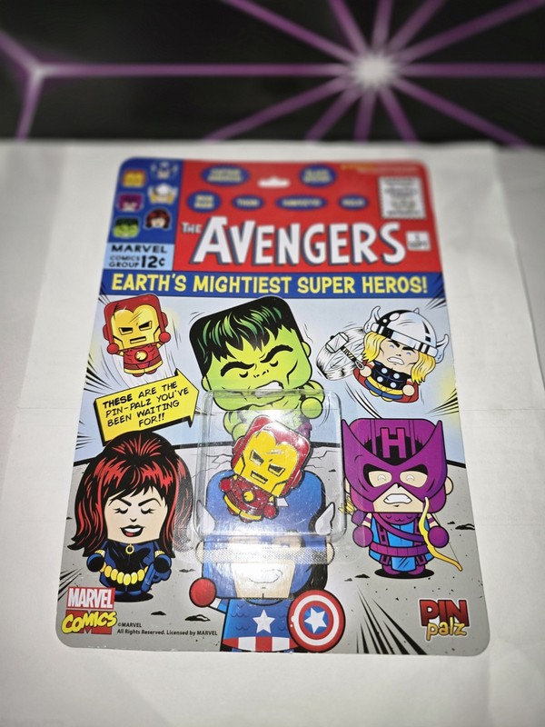 Marvel Avengers Hulk Pin on Card - Comic Books & Cartoons Theme