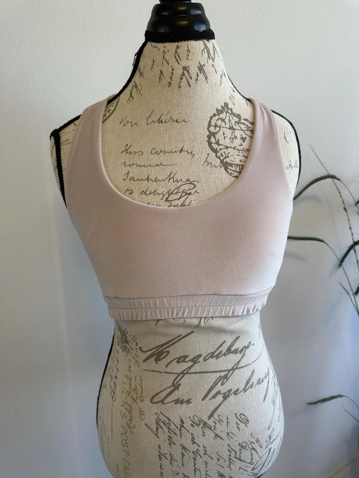 Sudadera de terciopelo para mujer ALO Yoga sujetador sin mangas recortado, halter rosa pequeño Foto 2 de 4