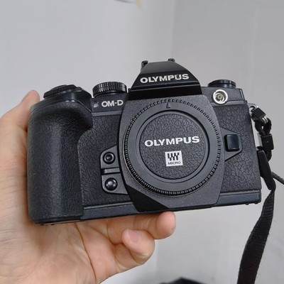 Olympus OM-D E-M1 Mirrorless Digital Camera with 16MP 3-Inch LCD Body Only Black