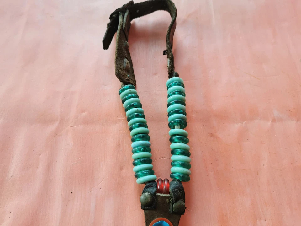 ANTIGUO COLLAR DE CUERO PRIMITIVO PARA OTOMANA ADORNO CUENTAS CABALLO Foto 4 de 4