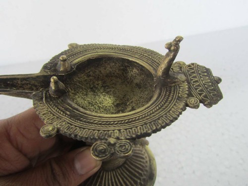 Old Brass Engraved Handcrafted Oil Lamp With Peacock Figurine Crafted - Picture 5 of 11