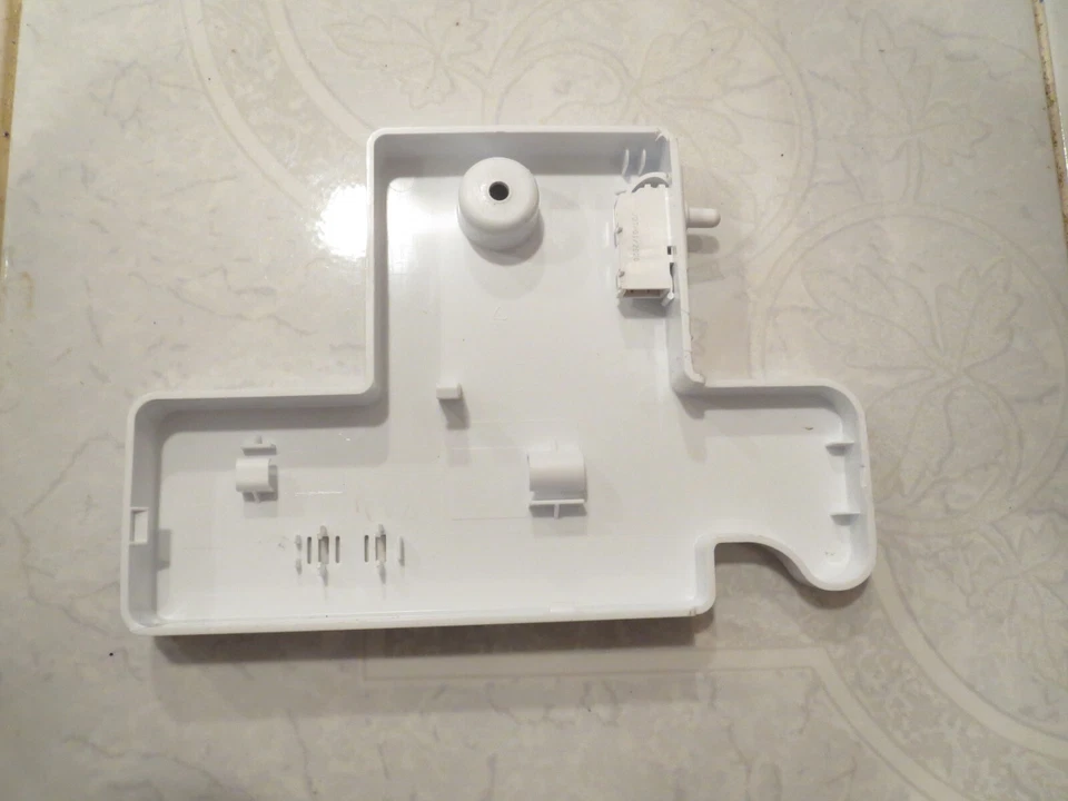 KENMORE 21 PIES CÚBICOS CONGELADOR PUERTA BISAGRA CUBIERTA E INTERRUPTOR PUERTA 12131000029201 PS1655414 Foto 2 de 4