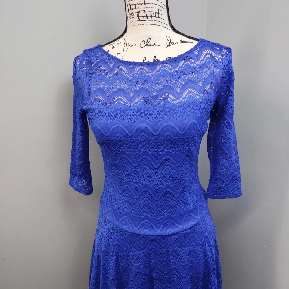 Vestido para mujer Signature by Sangria calce y acampanado 6 azul encaje cuello redondo Overley Foto 3 de 4