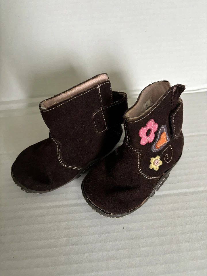 Genuino Niños Oshkosh Bebé Niñas Talla 5 Marrón Gamuza Flores Botas Zapatos Foto 2 de 4
