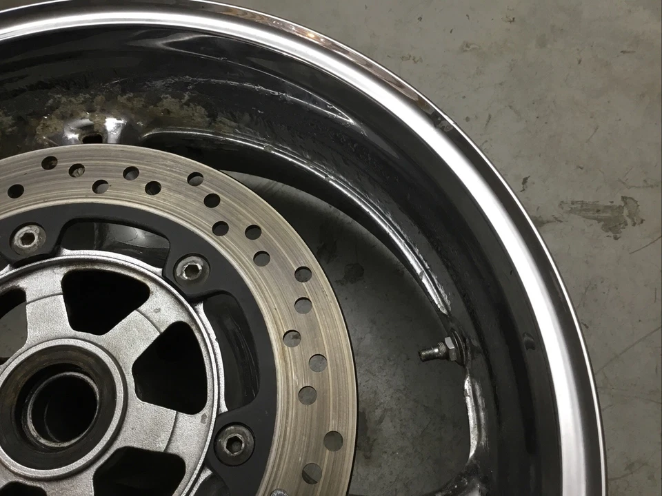 08-20 RUEDA TRASERA SUZUKI HAYABUSA CROMADA Foto 4 de 4