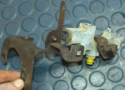 1988-1994 Chevrolet Suburban OEM brake proportioning valve 88 89 90 91 92 93 94