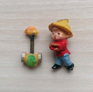 orig. Vecchia statuina D 1978 ragazzo con tosaerba due pezzi