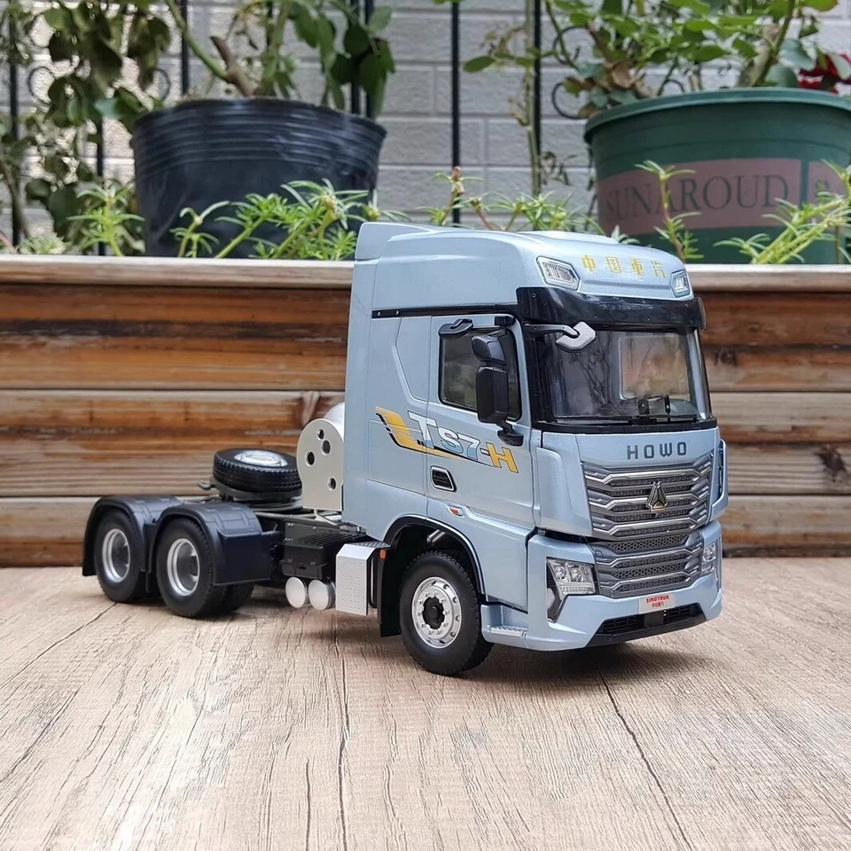 1/24 Scale HOWO TS7-H LNG Truck tractor Diecast Model Toy Collection Gift - Image 2 of 4