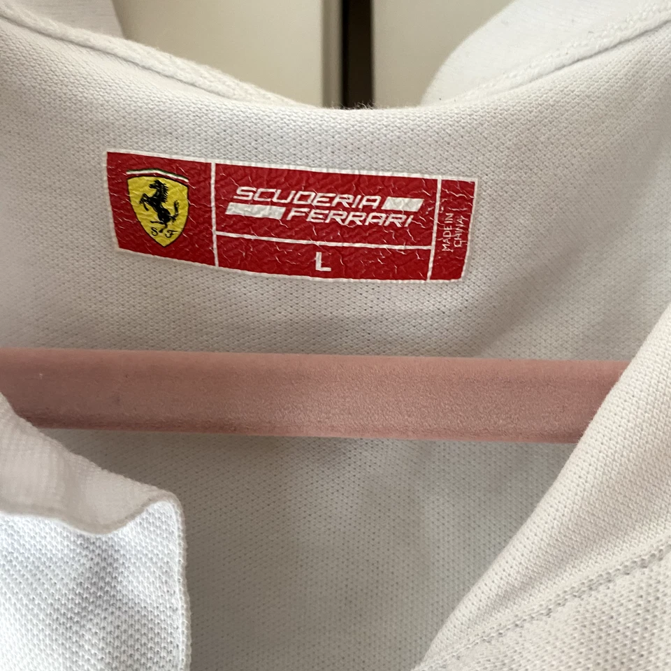 Camisa polo feminina Ferrari Scuderia grande branca bordada logotipo equipe de corrida F1 - Imagem 2 de 4