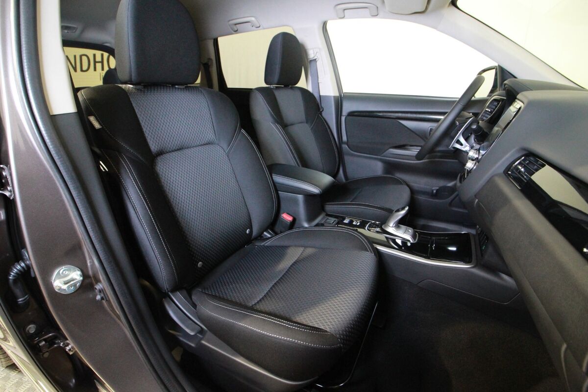 Mitsubishi Outlander 2,4 PHEV Inform+ CVT 4WD