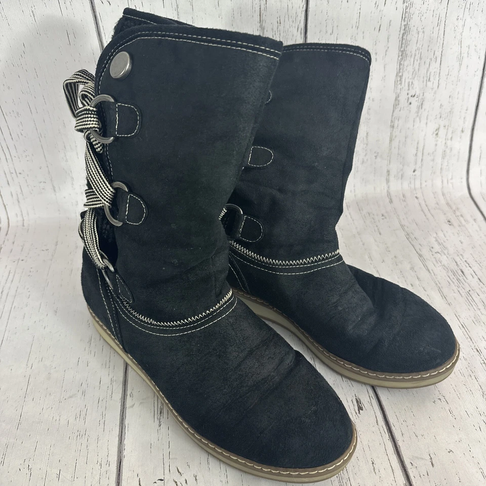 Bota de gamuza forrada de piel de oveja sintética White Mountain para mujer negra al aire libre Foto 2 de 4