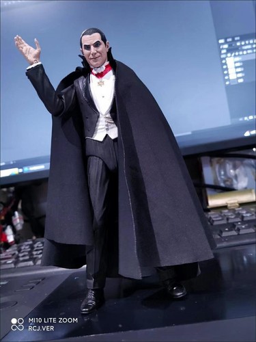 NECA Universal Monsters Ultimate Dracula (Transylvania) 7" Action Figure - Picture 8 of 9