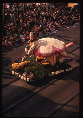 sl24 Sldie 1970 Rose Parade Float Pasadena Sierra Madre Mushroom Gnome 147a