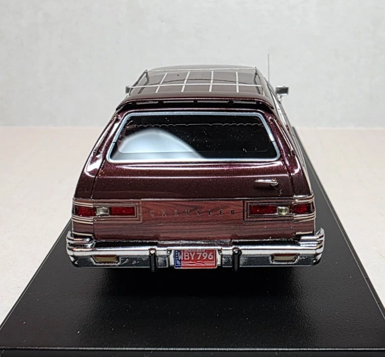 Neo Scale Models 1:43 1976 Chrysler Town & Country Vintage Red Poly & Woodgrain - Image 4 of 4