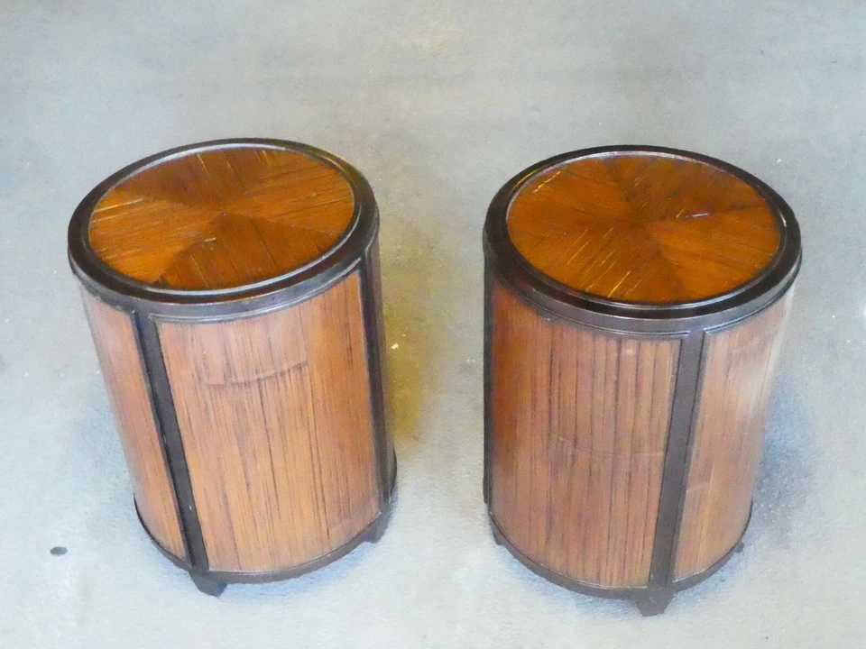 PAR DE BELAS MESAS DE TAMBOR DE MADEIRA E BAMBU MCGUIRE - Imagem 2 de 4