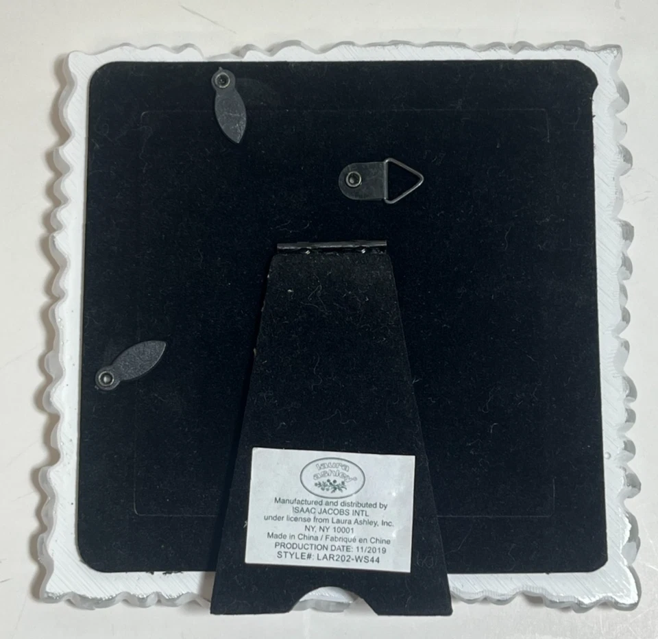 Marco de fotos floral de resina texturizada blanca y plateada Laura Ashley 4 X 4 Foto 3 de 4