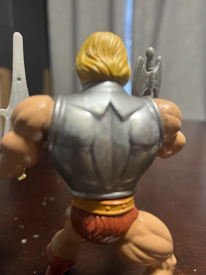 He-Man Battle 受损盔甲带斧头和剑 — 第 4/4 张图片
