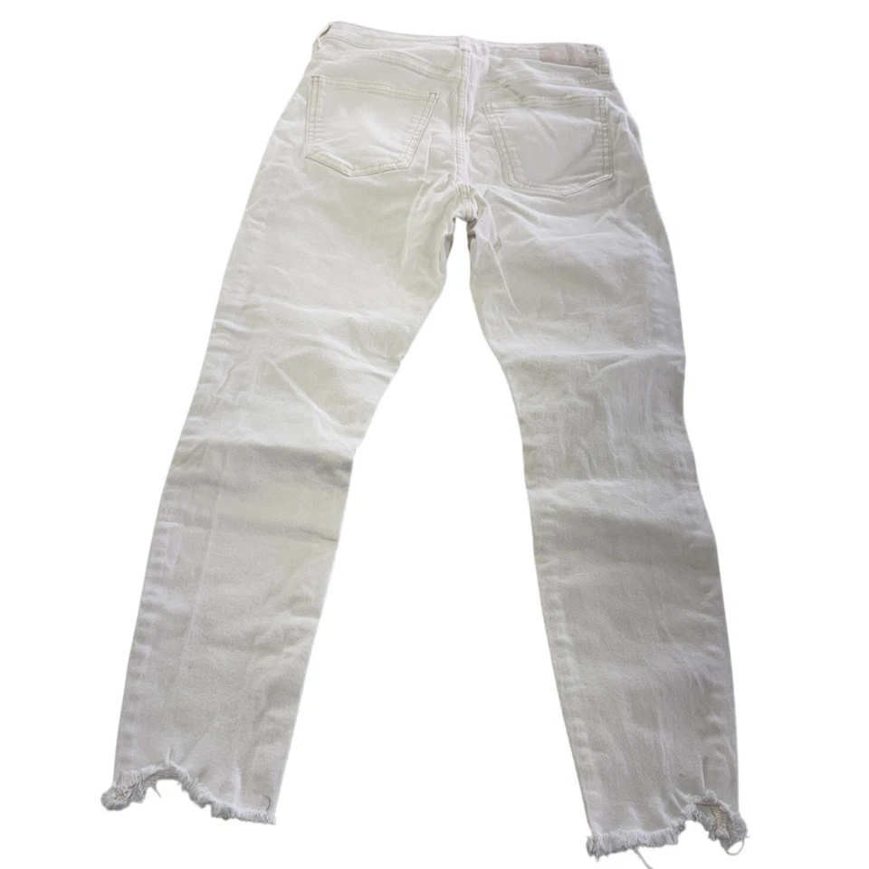 Pantalones de mezclilla Bershka para mujer 4 desgastados tiro alto botón mosca dobladillo crudo rasgado Foto 2 de 4