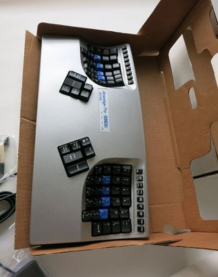 Kinesis Advantage Pro Metallic, ergonomische Tastatur, mit Kinesis-Fußschalter