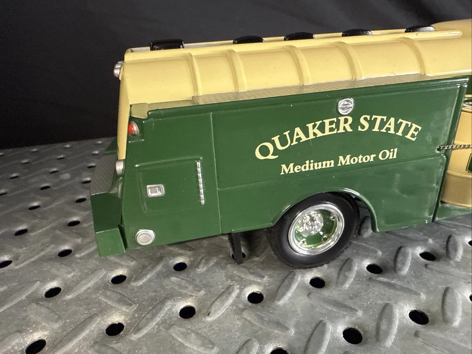 Colección Golden Wheel Salón de la Fama 1951 Ford Fuel Tanker Quaker State 1:25 casi nuevo Foto 3 de 4