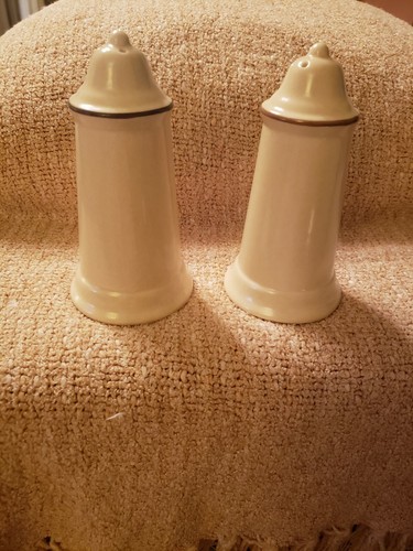 Vintage Set of Pfaltzgraff Village Pattern Stoneware Salt & Pepper Shakers - Picture 3 of 6