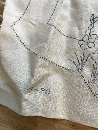 Vintage unused pure linen ecru stamped doilie flowers floral hollyhock 40 x 30.5 - Bild 4 von 7