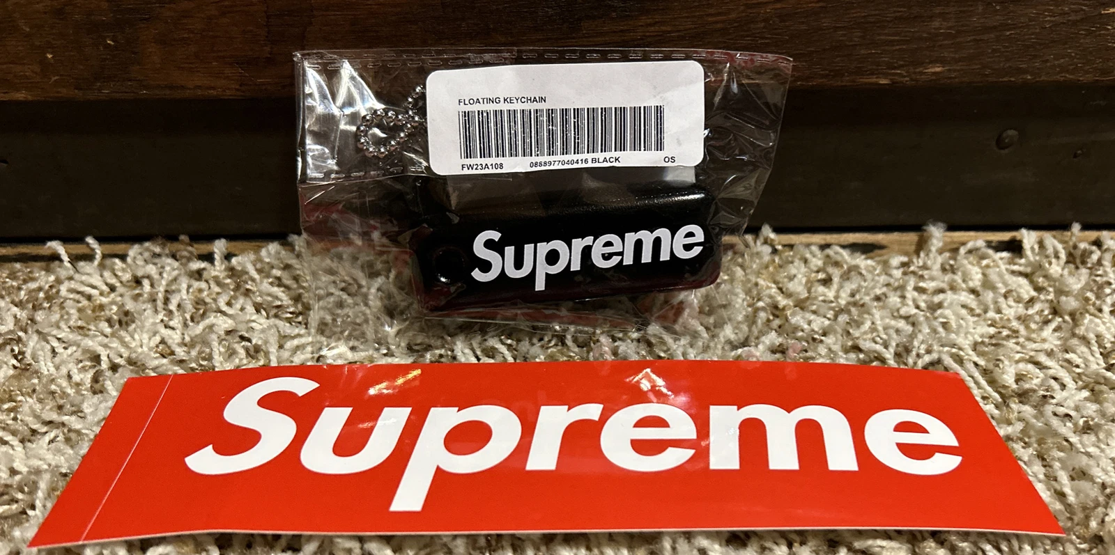 Porte clés flottant suprême   Noir   FW23  Porte clés logo Supreme Box   À la main