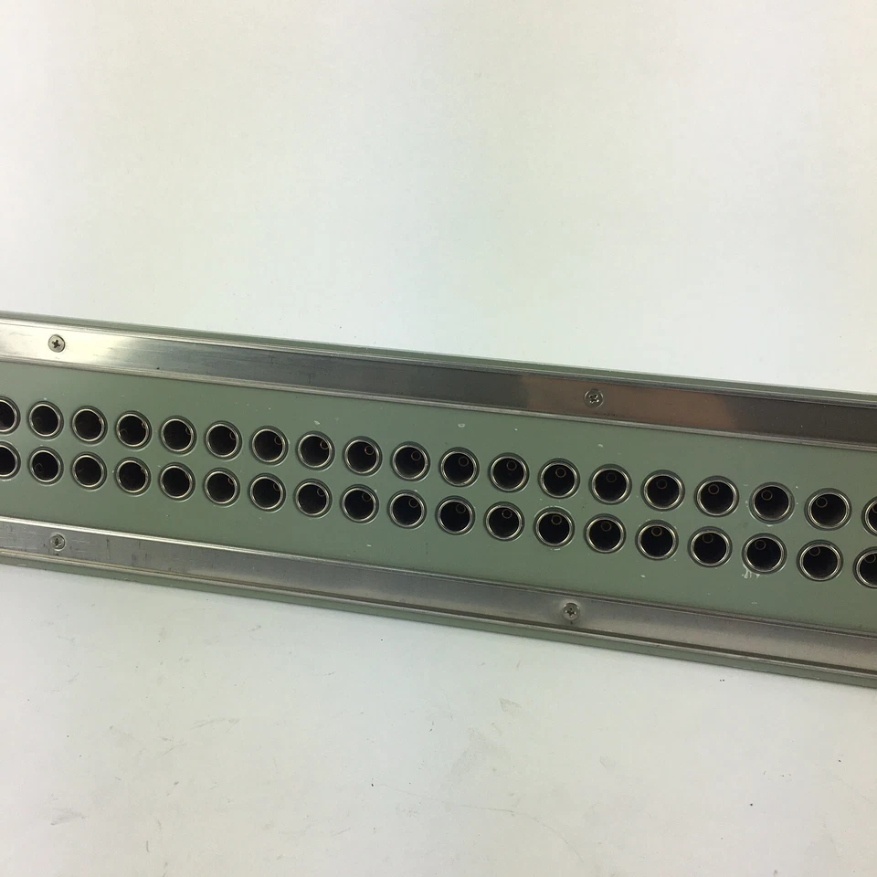 Trompeter Electronics Inc JSI-52 Insulated 52 Position Panel Wide Spacing - Image 3 of 4