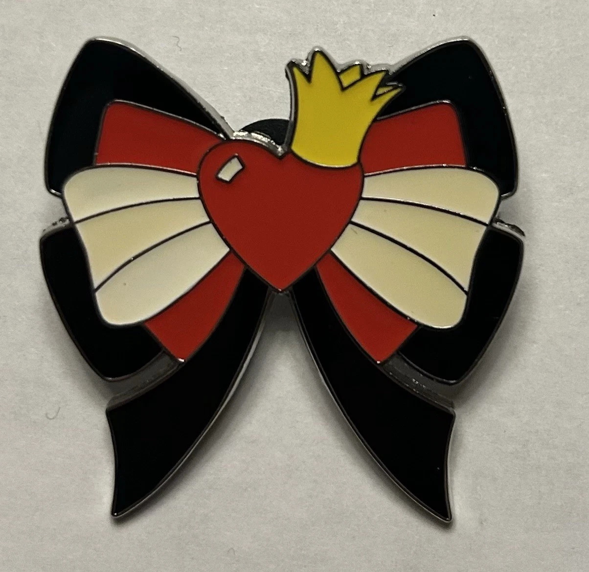 Disney Loungefly - Villain Character Bow Mystery Pin - Queen of Hearts - Alice