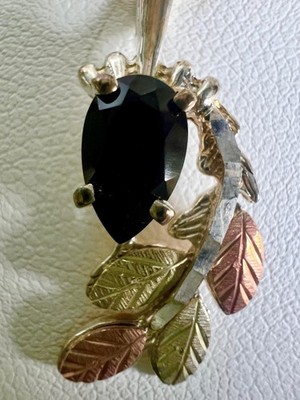  Black Hills Gold Necklace / Pendant W  Onyx Stone / 4 leaves  BRAND NEW